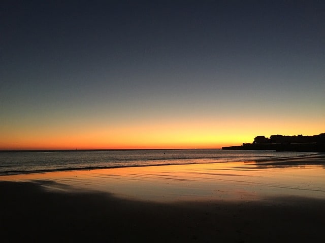 Uitzicht op het strand van Royan bij zonsondergang;